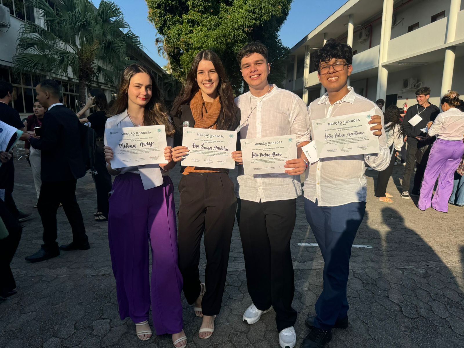 A foto apresenta os(as) estudantes que recebem Menção Honrosa na XI Sigi (todos mostram seus certificados).